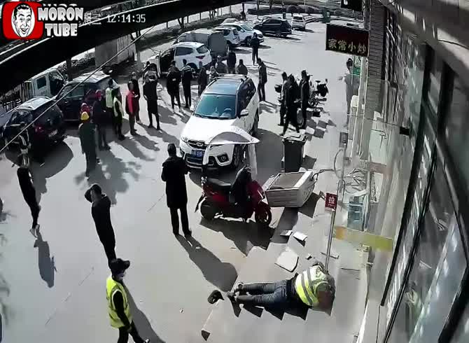 Video :A crazed tire truck destroys a security guard